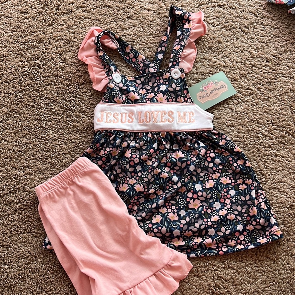 Jesus loves me short set